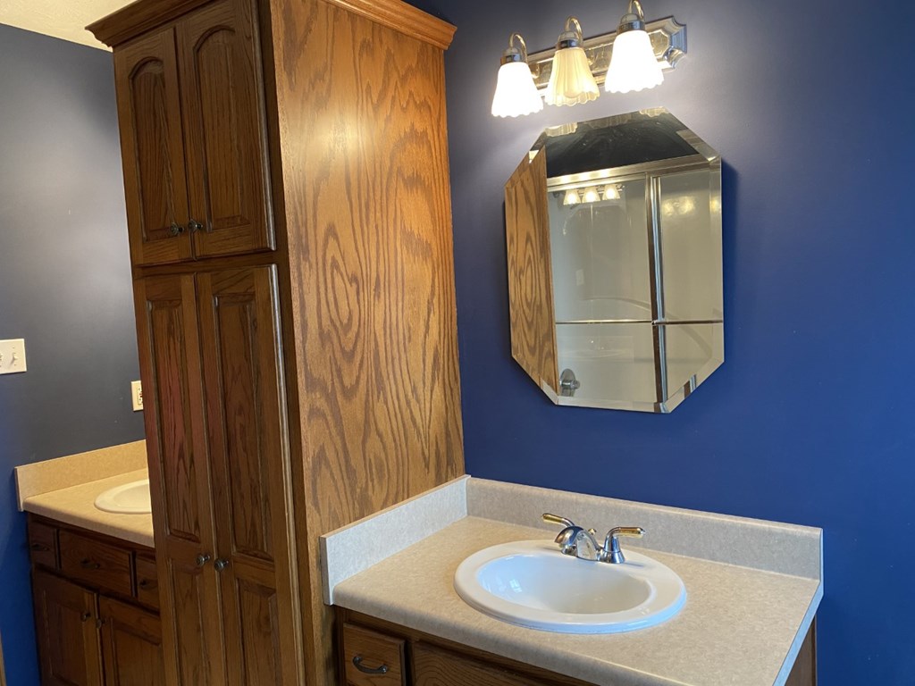 Additional photo of upstairs bathroom with 2 vanit