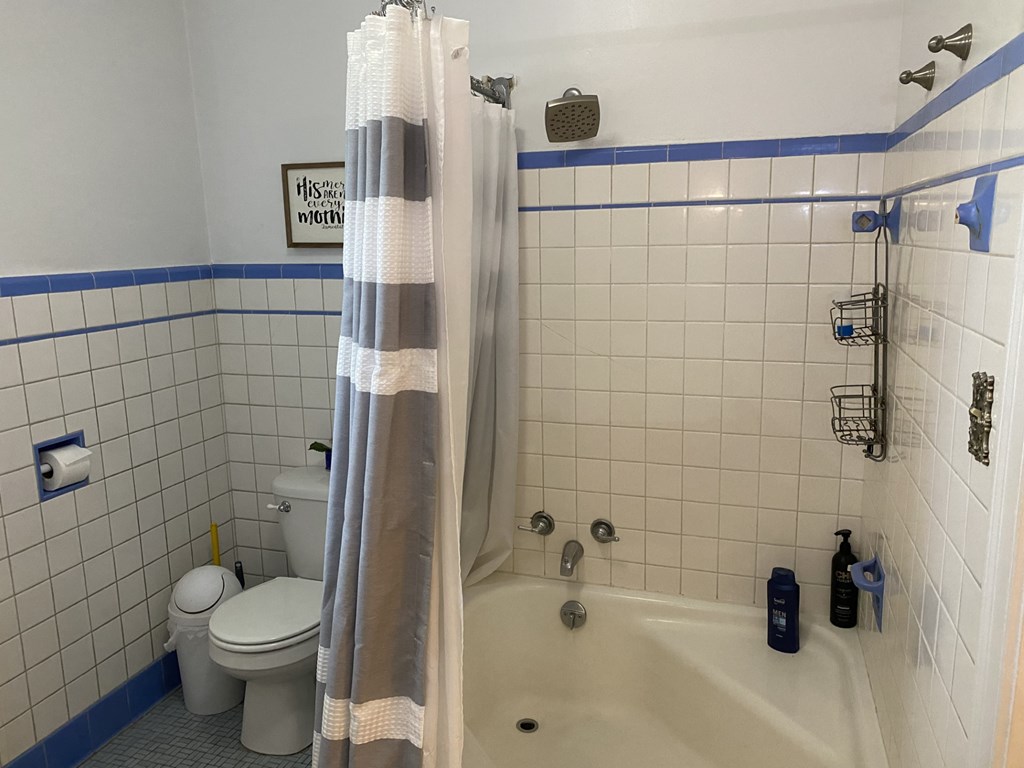 Tub/shower combo in bathroom